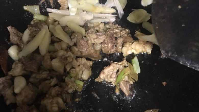 仔姜牛腩
,加入切好的仔姜