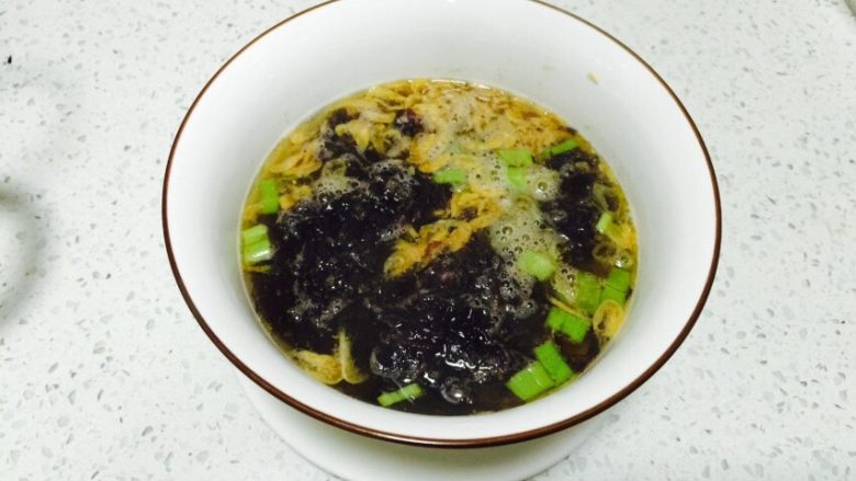 五分钟快餐&酸汤面,面条煮好后舀两大勺面汤倒入碗中