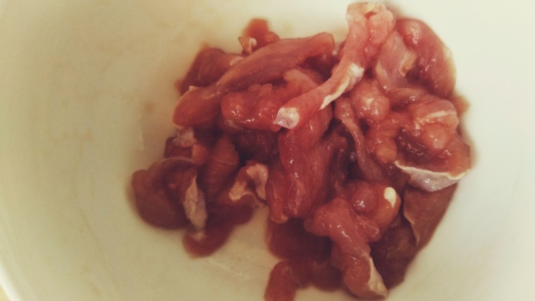 肉丝干豆角,瘦肉切丝料酒,生抽,少许盐腌制