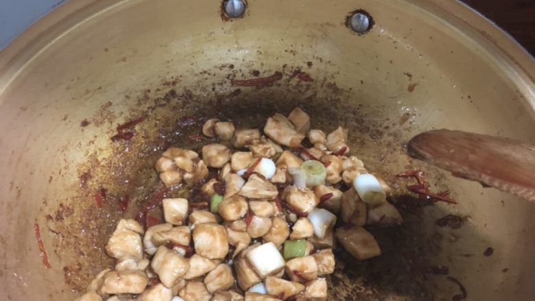 宫保鸡丁,下调好的味汁，翻炒均匀