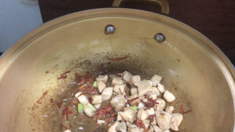 宫保鸡丁,锅里下油，不用太多，因为鸡肉里也放了油，等油温到六成热，下大葱炝锅，然后下码好味的鸡肉翻炒至断生