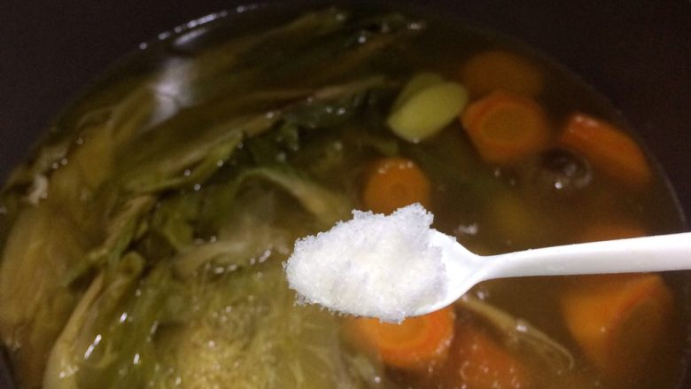 老火靓汤: 蜜枣剑花骨头汤,9、两小时后,适量盐调味。