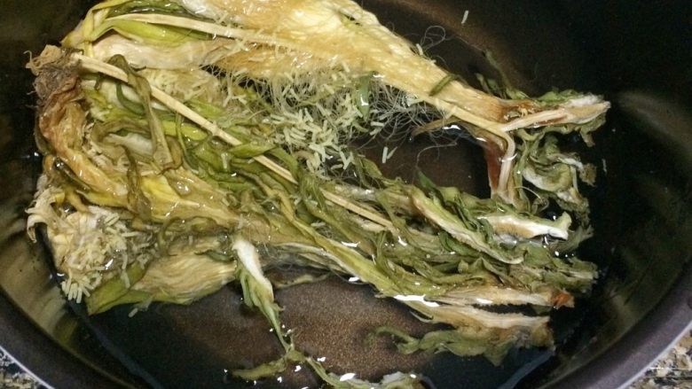 老火靓汤: 蜜枣剑花骨头汤,2、剑花干洗干净,然后用清水浸泡,泡软即可,一般需要20分钟左右。
将剑花干沥干水,撕细条一些。