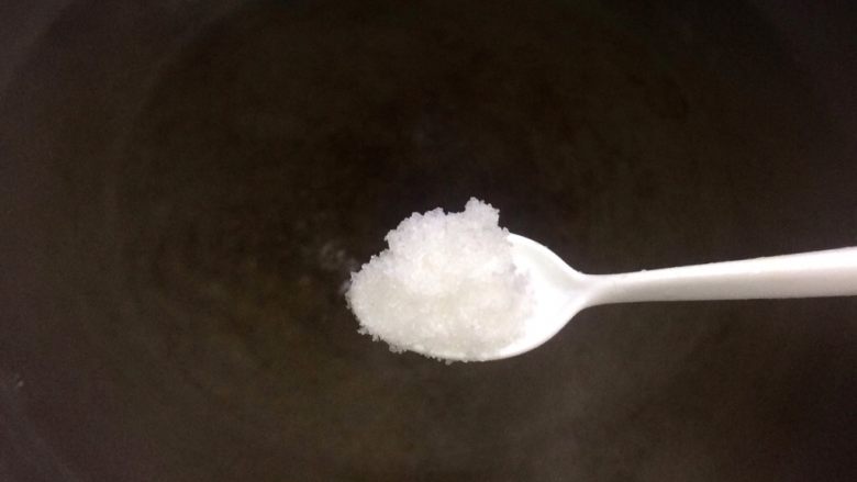 三分钟快手菜: 腊肠炒花菜,适量水烧开后,放入少许盐。