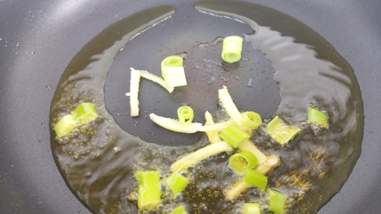 土豆丝炒茄丝,就是锅里热油,先把葱和姜炒香。