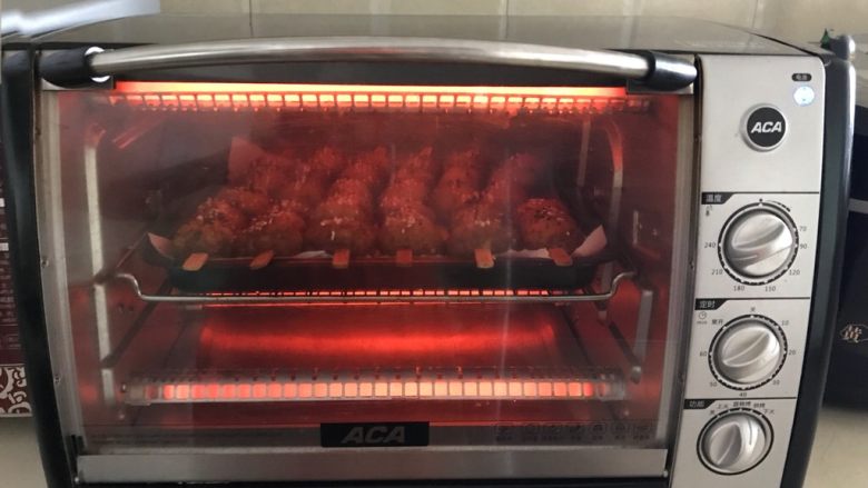 香辣土豆串,再把烤盘放入烤箱,上下火200W,烤10分钟