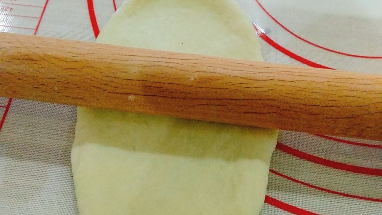 蜂蜜脆皮小面包,用擀面杖擀开,如果延展性不够,继续松弛个几分钟