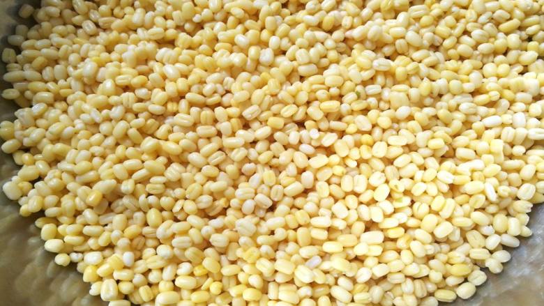 木糖醇绿豆糕,放盘子里直接上锅蒸25分钟左右