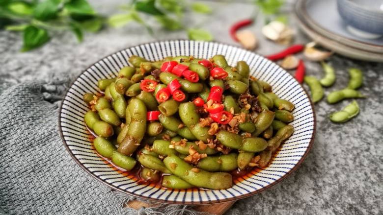 夏日爽品凉拌毛豆,将混合调味汁倒入毛豆中，拌匀装盘食用	