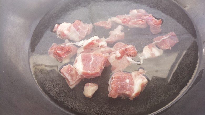 秘制红烧牛肉面,然后锅里烧水,把牛腩能放进去,先焯一下水。