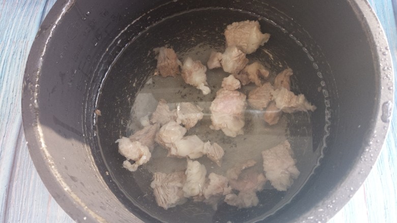 秘制红烧牛肉面,放入电饭锅里,再加入适量的水。