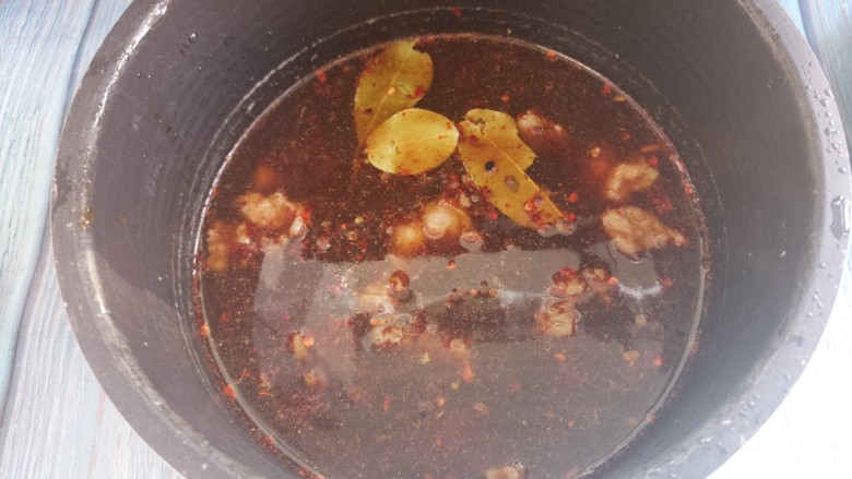 秘制红烧牛肉面,搅拌均匀。然后就按煮饭键,开始煮,煮一个小时以上。