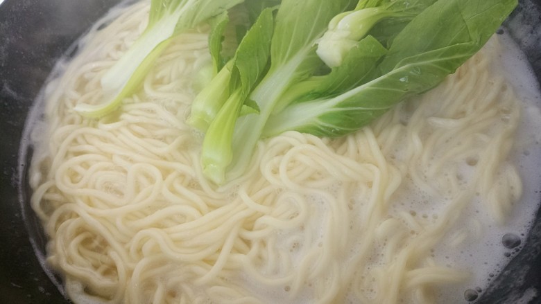 秘制红烧牛肉面,煮至快熟时,加入油菜。