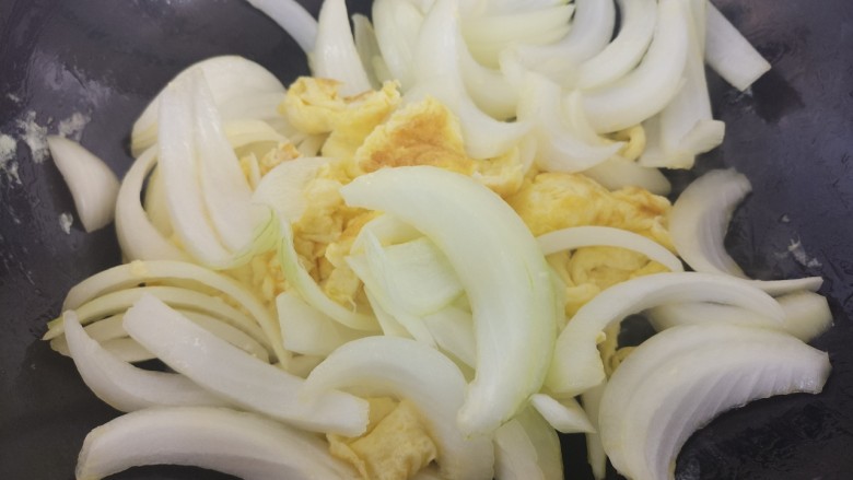 洋葱炒鸡蛋,翻炒一分钟左右。