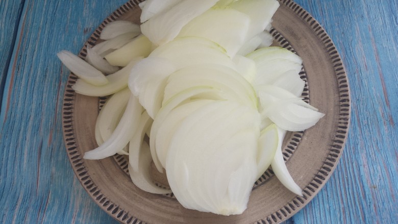 洋葱炒鸡蛋,把洋葱切成条状。