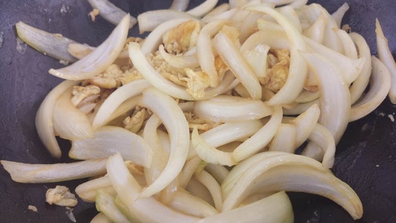 洋葱炒鸡蛋,炒匀即可出锅。