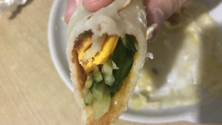 自制卷饼早餐,煎好后、将蔬菜和<a style='color:red;display:inline-block;' href='/shicai/ 753'>番茄沙司</a>卷入