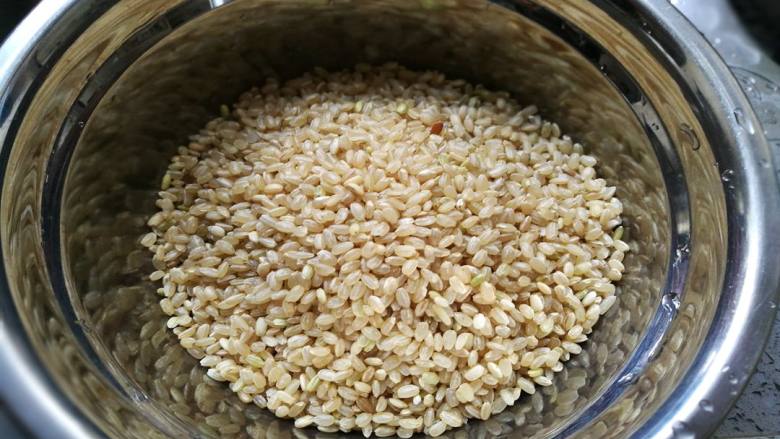 杂蔬糙米蛋炒饭:你减脂的小心思它都知道,<a style='color:red;display:inline-block;' href='/shicai/ 497'>糙米</a>洗净,提前浸泡2小时