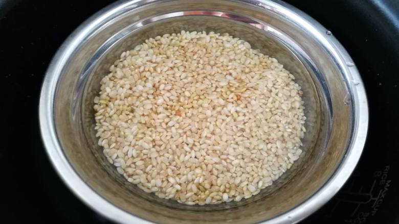 杂蔬糙米蛋炒饭:你减脂的小心思它都知道,把糙米放入电饭锅,加适量清水煮成糙米饭