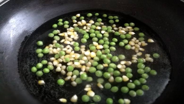 杂蔬糙米蛋炒饭:你减脂的小心思它都知道,青豆、玉米粒入开水断生