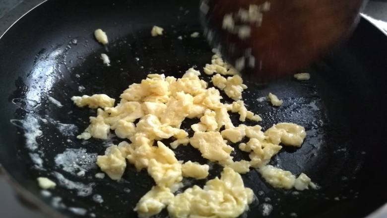 杂蔬糙米蛋炒饭:你减脂的小心思它都知道,锅里放适量油,倒入鸡蛋液翻炒片刻后盛出