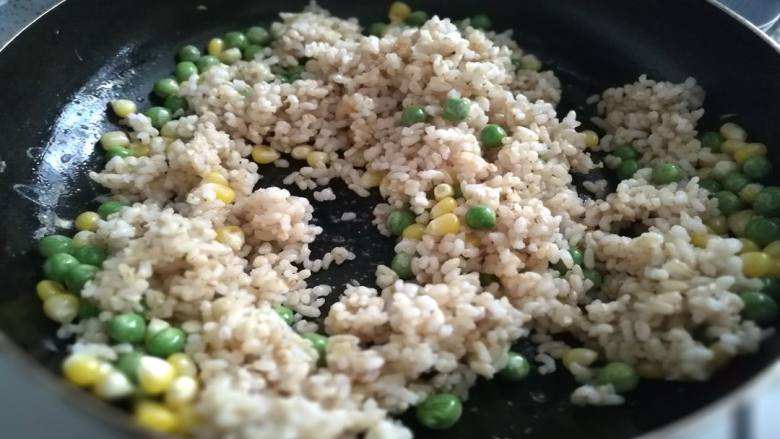 杂蔬糙米蛋炒饭:你减脂的小心思它都知道,加入糙米饭翻炒