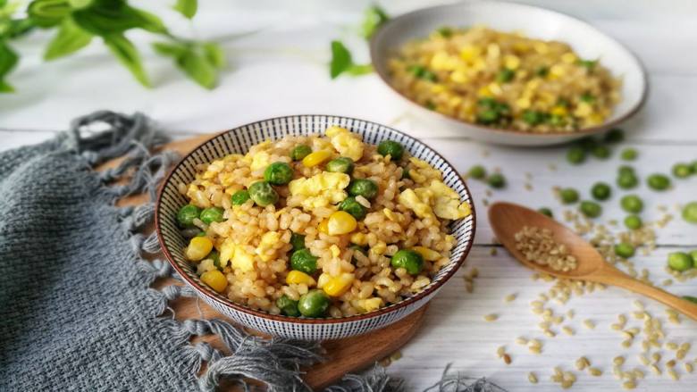 杂蔬糙米蛋炒饭:你减脂的小心思它都知道, 糙米饭完成