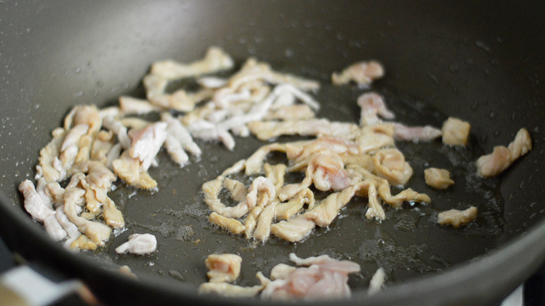胡萝卜木耳炒肉丝,锅里烧热油,放入肉丝快速炒散