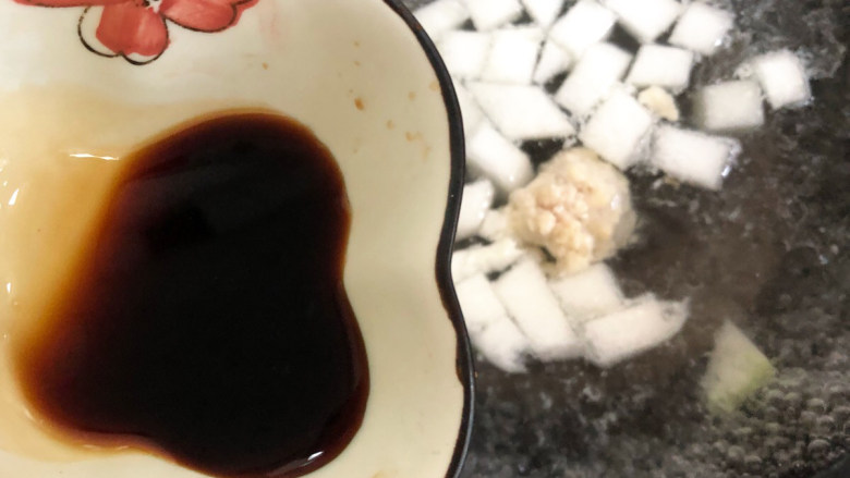 美味的冬瓜丸子汤,再淋入适量的生抽上色调味,