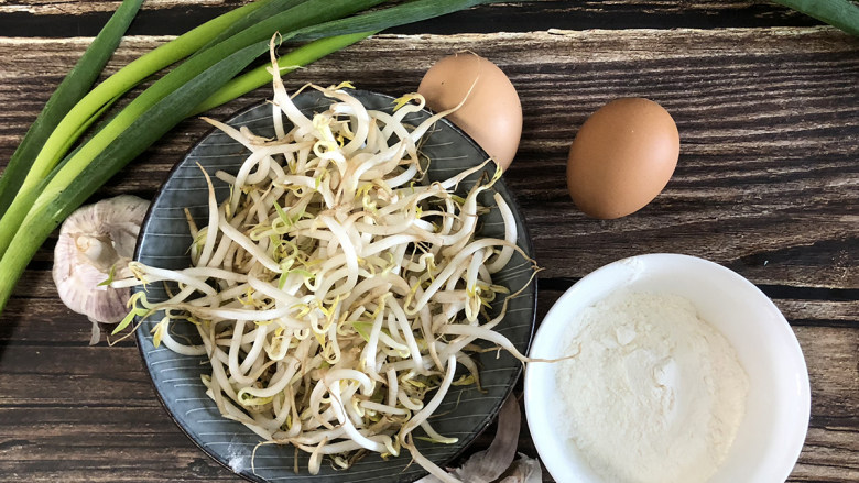 营养早餐豆芽饼,准备食材。