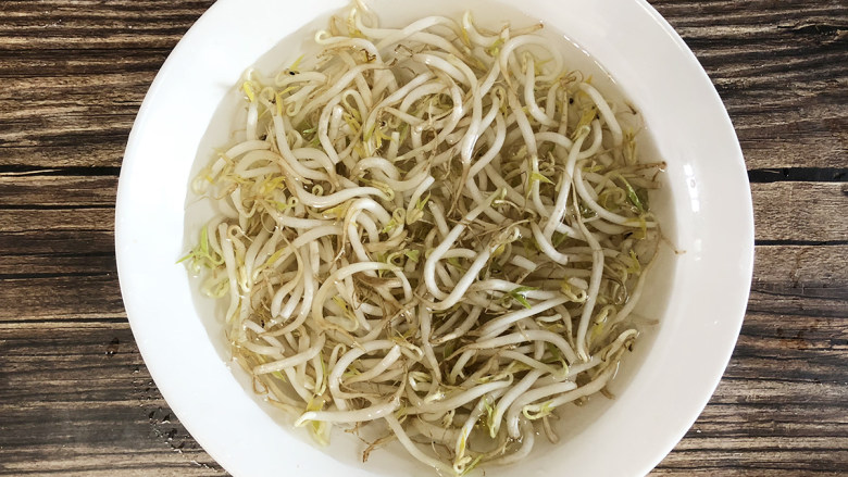 减肥佳肴豆芽炒黄瓜片,将<a style='color:red;display:inline-block;' href='/shicai/ 120'>豆芽</a>放入清水中清洗干净。