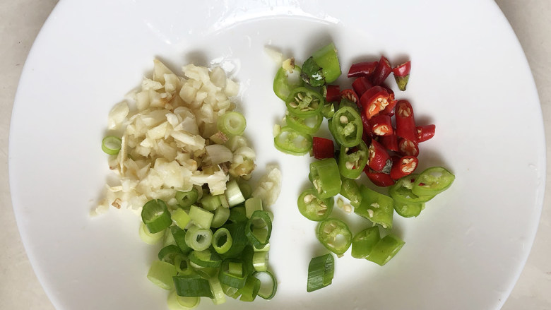 减肥佳肴豆芽炒黄瓜片,将杭椒和小红辣椒洗净切成丁,再将蒜瓣去皮拍碎。