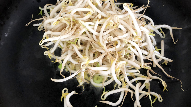 减肥佳肴豆芽炒黄瓜片,热锅,倒入适量的葵花籽油,倒入蒜蓉爆香,再放入豆芽继续翻炒片刻。