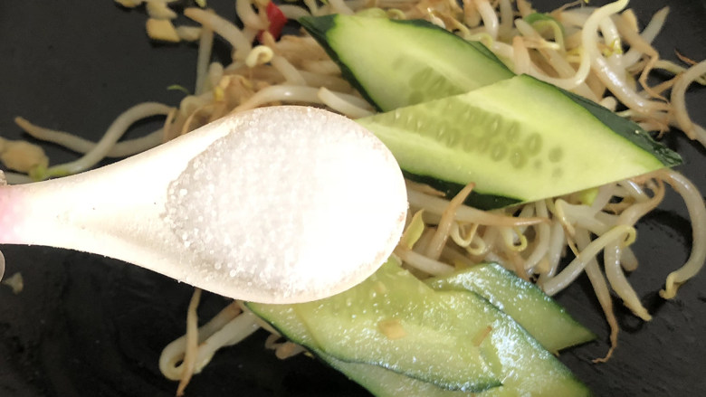 减肥佳肴豆芽炒黄瓜片,调入白糖、适量的盐,翻炒均匀食材即可装盘。