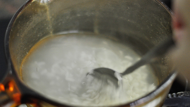 胡萝卜瘦肉粥(辅食),差不多半个小时候可以搅拌下粥,看看粥的状态