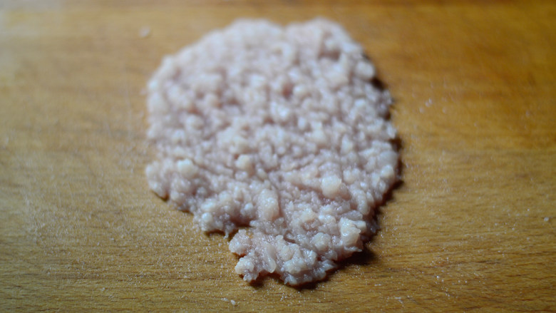 胡萝卜瘦肉粥(辅食),煮粥的时候可以准备其他食材,先将肉剁碎
