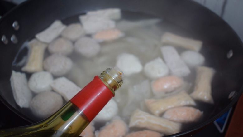 㷄汁,煮至粿汁快好时加入味极鲜酱油