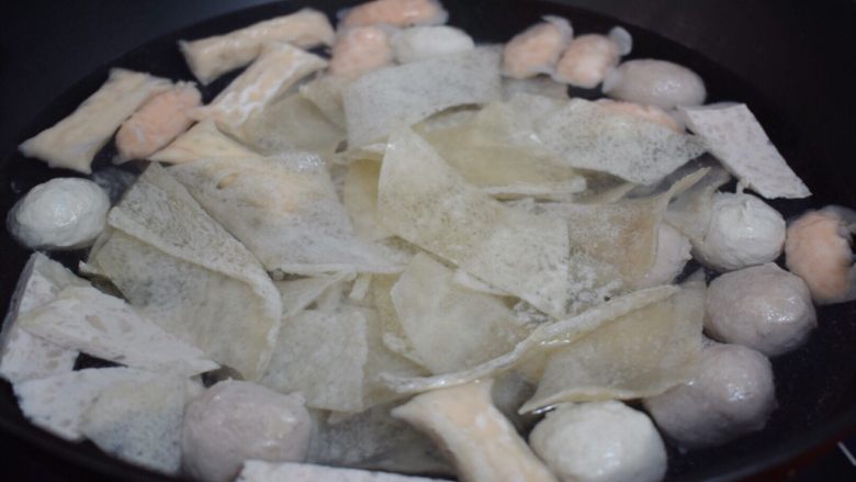 㷄汁,锅中倒入适量的高汤烧开后加入海鲜丸子,再次烧开时,放入猪肉和粿汁