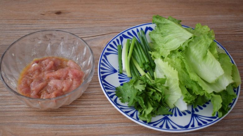 㷄汁,<a style='color:red;display:inline-block;' href='/shicai/ 11207'>猪肉片</a>加入<a style='color:red;display:inline-block;' href='/shicai/ 718'>料酒</a>、<a style='color:red;display:inline-block;' href='/shicai/ 135354'><a style='color:red;display:inline-block;' href='/shicai/ 135354'>味极鲜酱油</a></a>、<a style='color:red;display:inline-block;' href='/shicai/ 756'><a style='color:red;display:inline-block;' href='/shicai/ 756'>鸡精</a></a>、盐、淀粉、食用油抓匀腌制备用，<a style='color:red;display:inline-block;' href='/shicai/ 121'>生菜</a>洗净切成两段，<a style='color:red;display:inline-block;' href='/shicai/ 3250'>葱</a>和<a style='color:red;display:inline-block;' href='/shicai/ 131'>香菜</a>切寸段