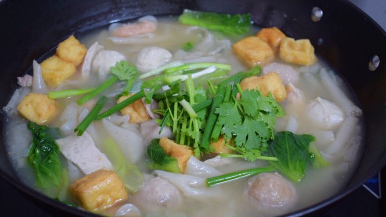 㷄汁,撒上葱和香菜即可