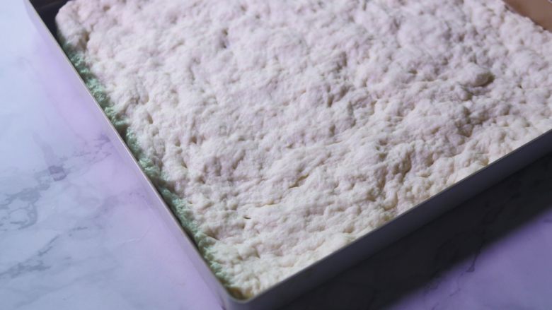 佛卡夏面包,用手指关节慢慢往外拓展面团,尽量让面团铺满整个烤盘