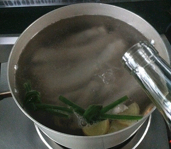 叉烧排骨,煮开后滴少许<a style='color:red;display:inline-block;' href='/shicai/ 718'>料酒</a>、食盐,转小火煮至5~8分钟左右关火