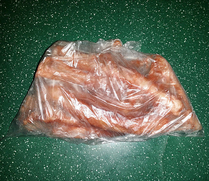 叉烧排骨,抓捏均匀后放进食品袋,入冰箱腌制一夜