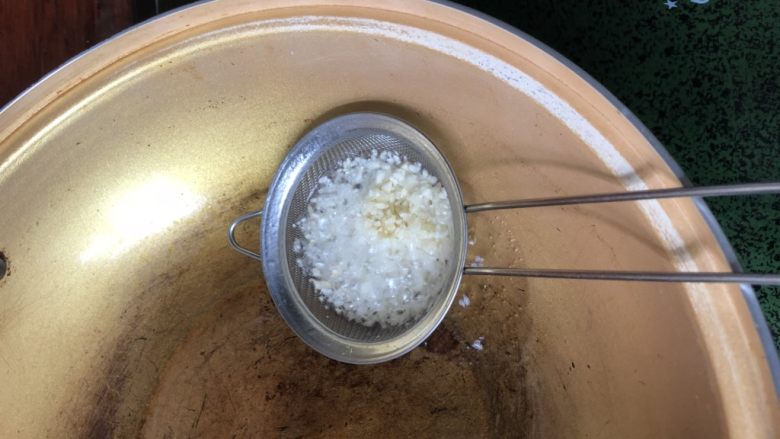 蒜蓉蘑菇,锅里放油,等油热后先放入蒜蓉炸至金黄,备用
