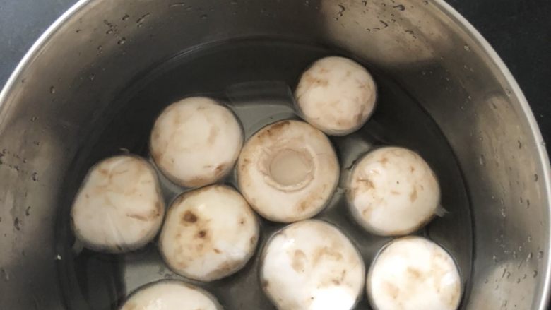 蒜蓉蘑菇,蘑菇去蒂,泡入盐水20分钟