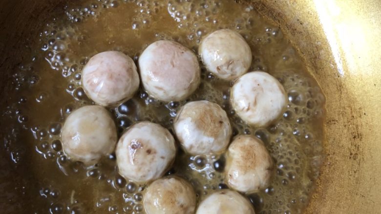 蒜蓉蘑菇,倒入调好的鸡汤,小火,煮5分钟