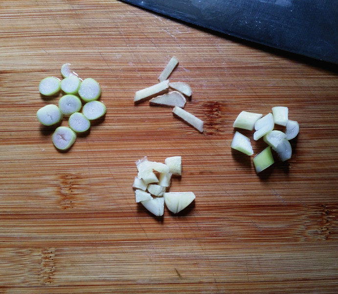 椒盐素鸡,葱姜蒜洗净,切好备用