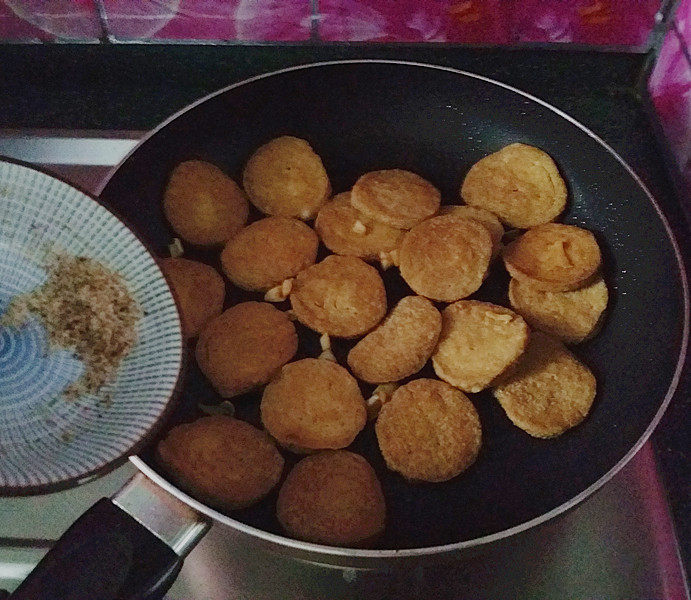 椒盐素鸡,见锅中汤汁渐干时,撒上椒盐拌匀关火