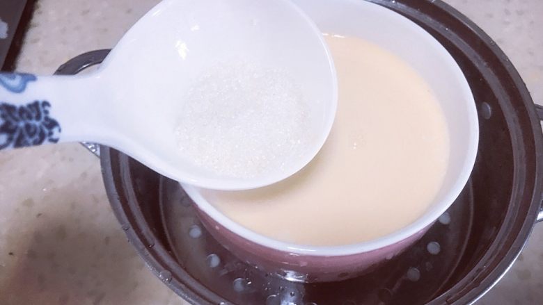 芒果双皮奶,加入一小勺白砂糖,搅拌均匀,可根据自己口味,适当加入