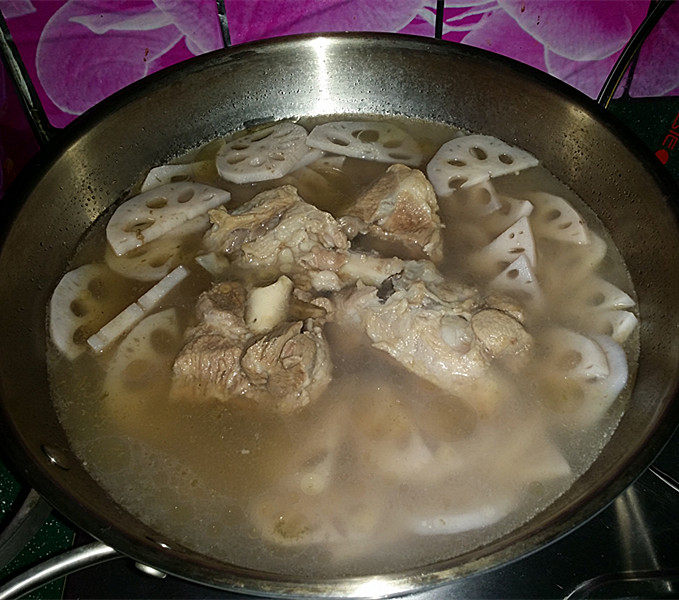 筒骨莲藕汤,待莲藕片熟烂后，再将筒骨肉放上锅中